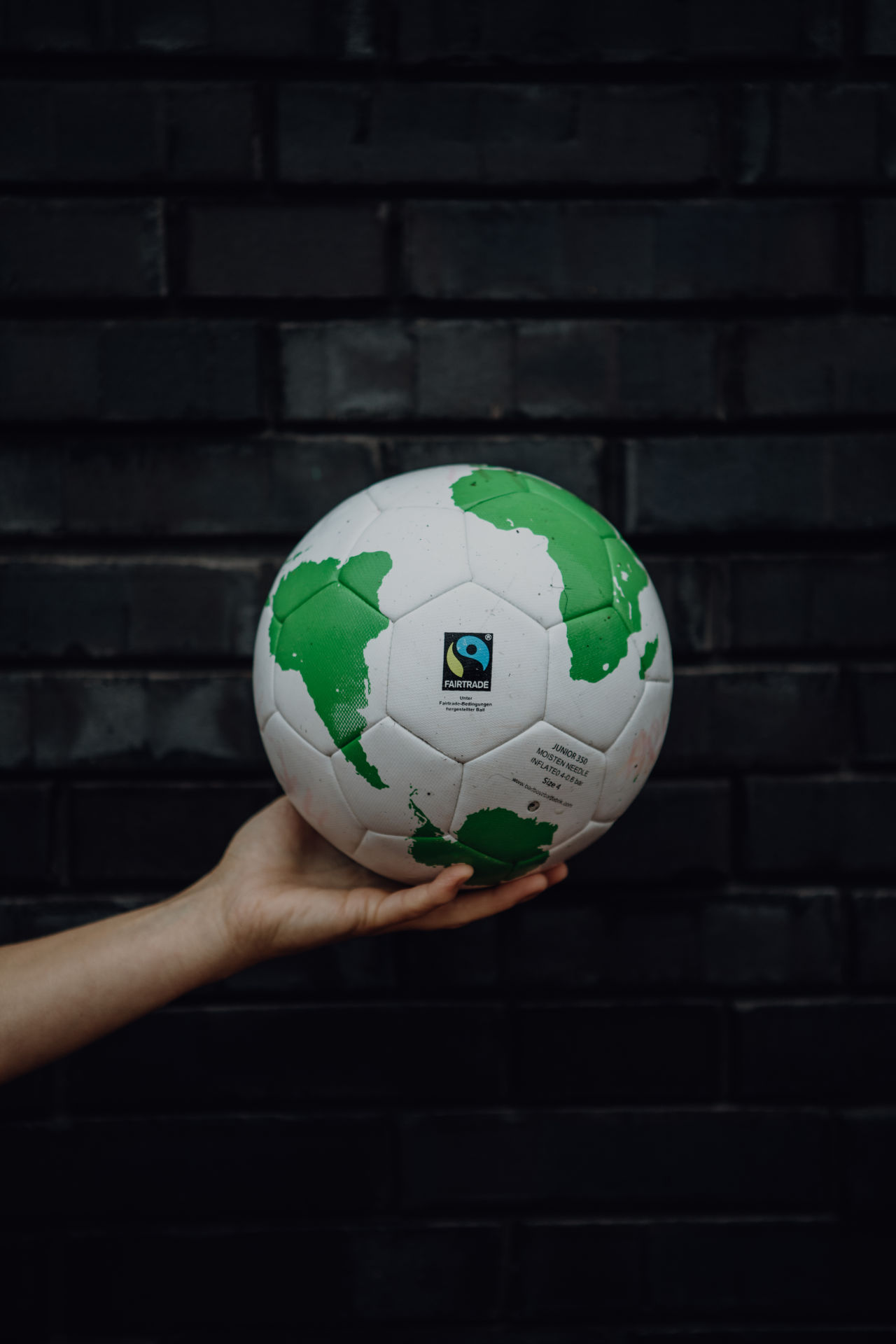 Fußball mit Fairtrade Label